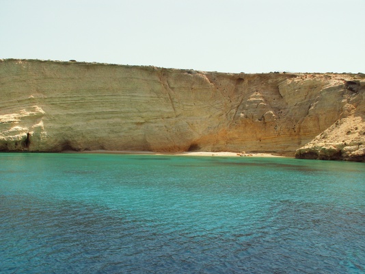 Ένα όμορφο λιμανάκι με τιρκουάζ νερά