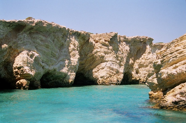 Περνώντας ανάμεσα από μαγευτικά βράχια..